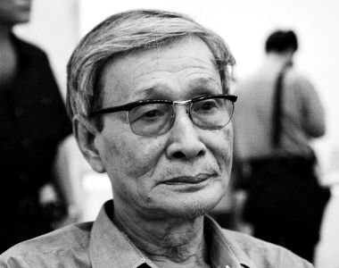 Người lặng lẽ vần từng viên đá